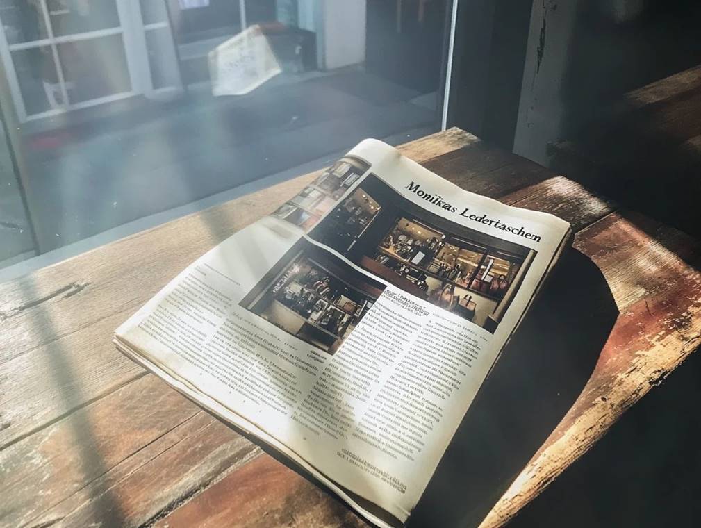 Ein Bild, das Zeitung, Text, Buch, Boden enthlt.

KI-generierte Inhalte knnen fehlerhaft sein.